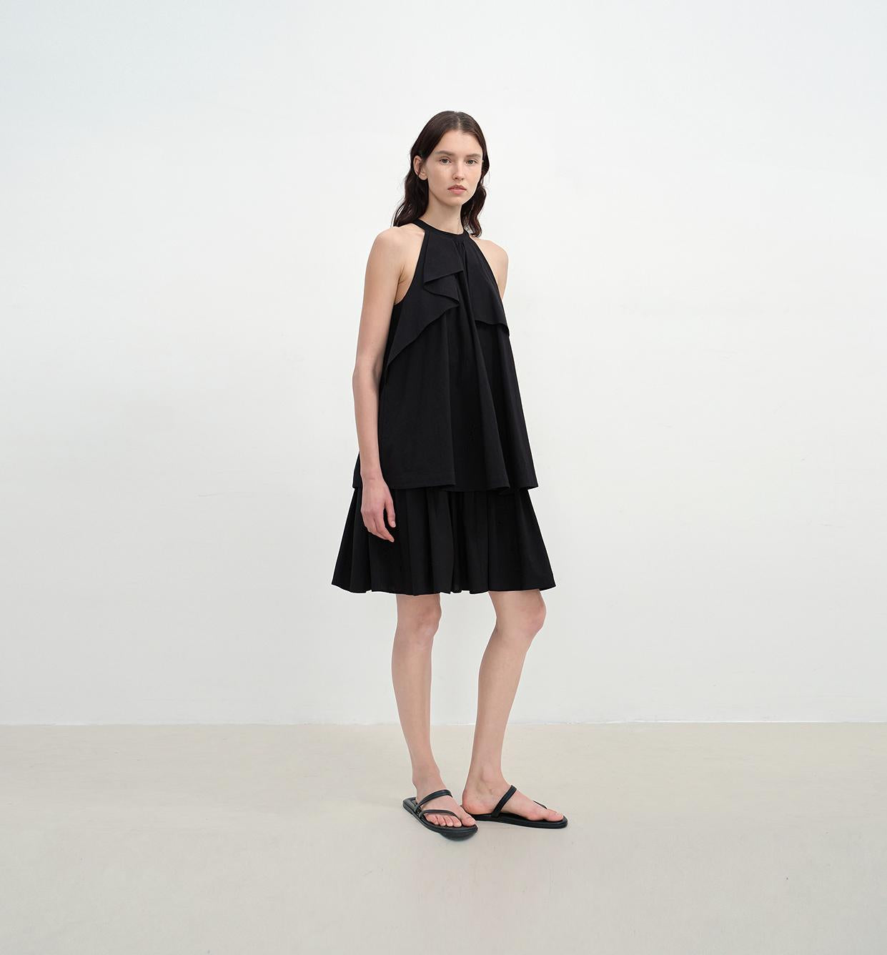 "Floating Island Manor" small stand-up collar design asymmetrical halter dress